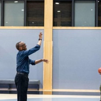 Perezida Kagame na Gen. Muhoozi bakinnye Basketball nyuma y'ibiganiro ku mubano w'ibihugu byombi