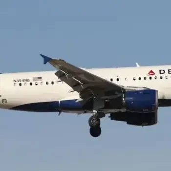 Indege ya Delta yakubiswe n'ibiturika biterwa mu kirere mu gihe cy'umunezero
