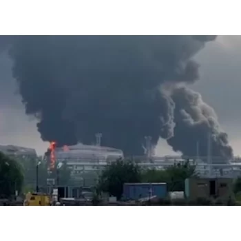 Ukraine yarashe ku bubiko bunini bw'ibikomoka kuri peteroli bw'i St Petersburg mu Burusiya