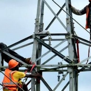 Abasenateri batangiye kugenzura ibikorwa byo kugeza amashanyarazi ku baturage