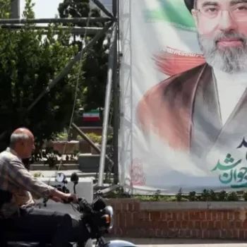 Umuyobozi w'Ikirenga wa Iran yahize guhorera ku rupfu rwa se
