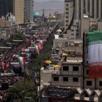 Imbaga y'abanya Iran yitabiriye ishyingurwa rya Ayatollah Ali Khamenei i Mashhad