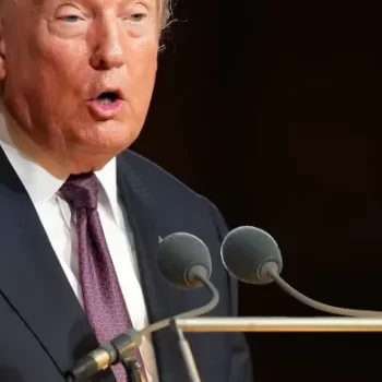 Iran ikomeje kuba akiziritse ku muhoro kuri Amerika! Donald Trump yahinze ubudehe mu bajyanama be