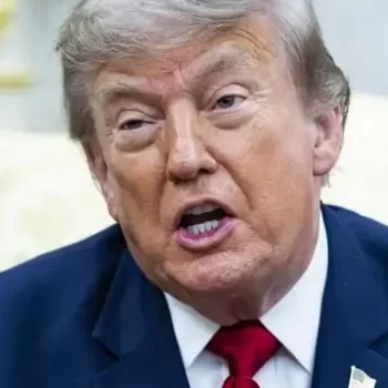 Trump akomeje guhatira Iran ibiganiro ayikangisha kuyisenyera ibikorwa remezo