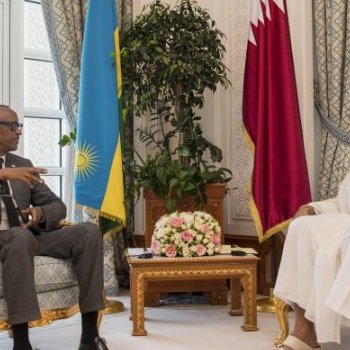 Perezida Kagame yafashe mu mugongo Emir wa Qatar wapfushije se