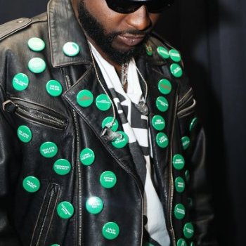 Impamvu Davido yifashishije imyenda yanditseho amazina y'abashimuswe mu gitaramo cya FIFA World Cup
