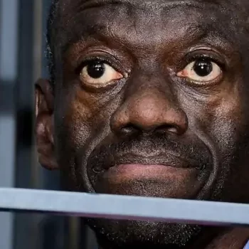Dr. Kizza Besigye Yajyanywe mu Bitaro Byita ku Barembye Nyuma yo Kugwa mu Rukiko