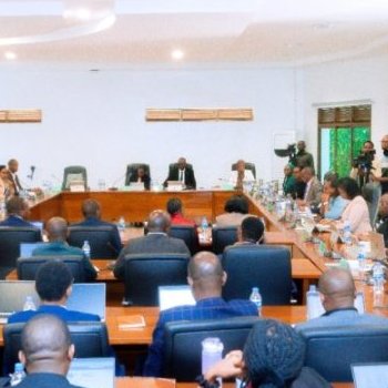 Abadepite batunguwe n'intebe za miliyoni 11 Frw zangiritse zitamaze amezi arindwi