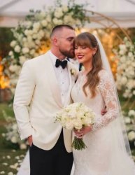 Abafana ba Taylor Swift batunguye benshi bagura imyanda yakusanyijwe hafi y'ahabereye ubukwe bwe