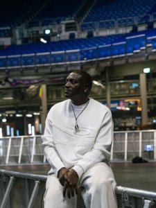 Akon yavuze ko ubuzima bwari bworoshye igihe yari afite abagore benshi