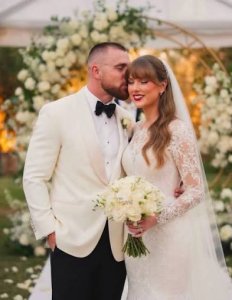 Abafana ba Taylor Swift batunguye benshi bagura imyanda yakusanyijwe hafi y'ahabereye ubukwe bwe