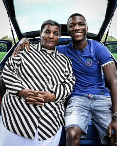 Caicedo wageze muri Chelsea yabwiye amagambo akomeye nyina wamuherekeje gusinya