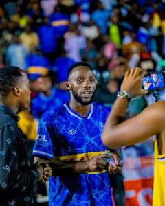 Abafana ba Rayon Sports bahaye akayabo rutahizamu wabo wabakoze ku mutima [AMAFOTO]