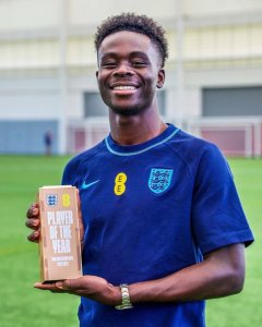 Bukayo Saka yahigitse amazina akomeye yegukana igihembo gikomeye mu Bwongereza