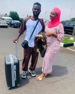 Manishimwe Djabel yaherekejwe n'umugore we agiye muri Algeria 