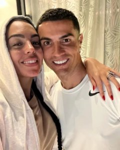 Umukunzi wa Cristiano Ronaldo yongeye gushyira hanze amafoto ashotorana ari mu ndege