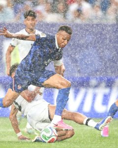 Umukino w'u Bufaransa na Iraq wanditse amateka nyuma yo guhagarara amasaha arenga abiri