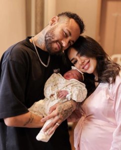 Neymar Jr yashyize hanze amafoto y'umwana w'umukobwa bibarutse