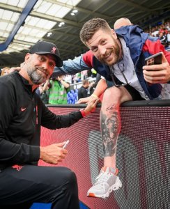 Klopp yasinye ku kuguru k'umufana we wamwishushanyijeho [AMAFOTO]