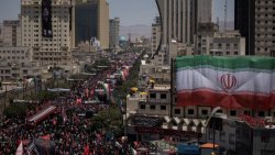 Imbaga y'abanya Iran yitabiriye ishyingurwa rya Ayatollah Ali Khamenei i Mashhad