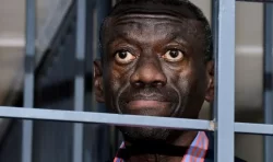 Dr. Kizza Besigye Yajyanywe mu Bitaro Byita ku Barembye Nyuma yo Kugwa mu Rukiko