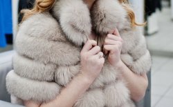  Abaharanira kurengera inyamaswa basabye Louis Vuitton na Dior guhagarika gukoresha ubwoya bwazo