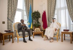 Perezida Kagame yafashe mu mugongo Emir wa Qatar wapfushije se