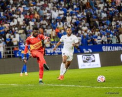 Umunyezamu Kwizera Olivier yasubije abamunena gukinisha amaguru cyane