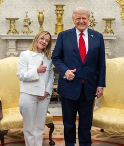  Meloni yihanangirije Trump ku magambo atesha agaciro abayobozi