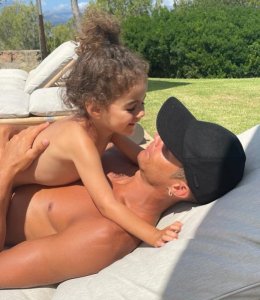 Cristiano Ronaldo yakoze benshi ku mutima kubera amafoto yashyize hanze ari gukina n'umukobwa we wagize isabukuru