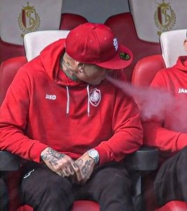 Radja Nainggolan yahagaritswe igihe kitazwi kubera kunywera itabi ku ntebe y'abasimbura