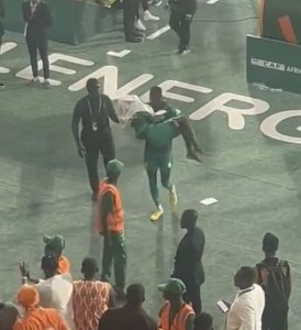 Umukinnyi wa Senegal yananiwe kugenda nyuma yo gutsindwa bamujyana mu rwambariro bamuteruye