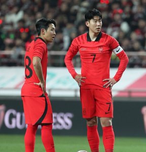 Lee Kang In yasabye imbabazi Son yavunnye urutoki bari kurwana mu ikipe y'igihugu