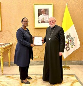 Ambasaderi Urujeni yatanze kopi z'impapuro zimwemerera guhagararira u Rwanda i Vatican