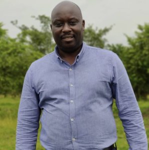 Murumuna wa Museveni yavuze ko yacanye agatadowa, arara hasi, mukuru we ari Perezida
