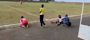 Umukino wa Etincelles FC na Espoir FC watangiye buri ruhande abakinnyi batuzuye kubera iby'amarozi