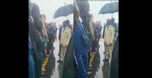 Perezida Ali Bongo Ondimba yanenzwe kunyagiza abagize guverinoma ngo bamwifurize urugendo rwiza