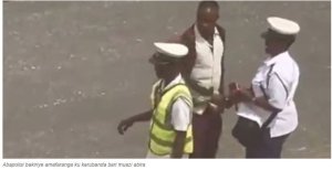 Tanzania yafunze Abapolisi bagaragaye bakira ruswa mu muhanda 