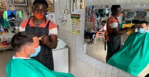 Ambasaderi wa Australia muri Ghana yagaragaye ari kwiyogoshesha ahasanzwe hogosherwa abakene [AMAFOTO]