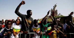 Perezida wa Senegal yishimanye n'abafana b'ikipe y'igihugu bateraniye imbere y'ibiro bye