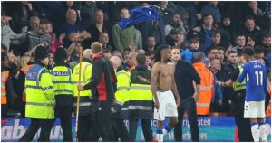 Umukinnyi wa Everton yahaye umupira umufana ahita awumusubiza nabi kubera ko batsinzwe