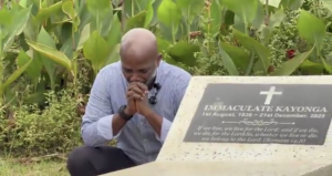 Dr Lawrence Muganga yagiye kwerekana imva z'ababyeyi be mu gushimangira ko ari Umunya-Uganda