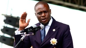 Guverineri wa Nairobi yashwishurije abashaka ko yegura kubera imyuzure