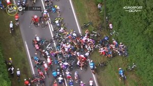 Tour de France 2021: Abakinnyi 21 bakomerekeye mu mpanuka yatewe n'igikarito umufana yari yitwaje
