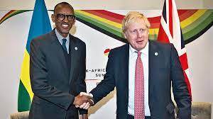 Perezida Kagame yavuganye na Boris Johnson w'Ubwongereza bagaruka ku bimukira bazoherezwa 
