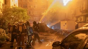 Uburusiya bwagabye igitero gikomeye cya misile na 'drone' i Kyiv cyishe abantu nibura 13