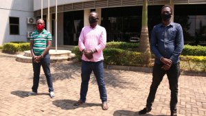 Polisi y'u Rwanda yerekanye abagabo 3 bamburaga abaturage bababeshya ko batanga impushya zo gutwara ibinyabiziga