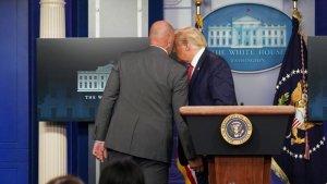 Perezida Trump yasohowe igitaraganya mu kiganiro n'abanyamakuru kubera amasasu yavugiye hafi ya White House