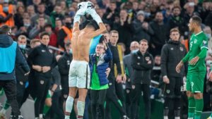 Umwana muto winjiye mu kibuga agahabwa umupira na Cristiano Ronaldo yavuze imvune yagize ngo abigereho
