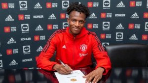 Umwana w'uwahoze ari Myugariro w'Amavubi Fritz Emeran Nkusi yongerewe amasezerano muri Manchester United